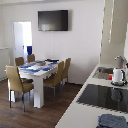 Bluestars Family Apartment